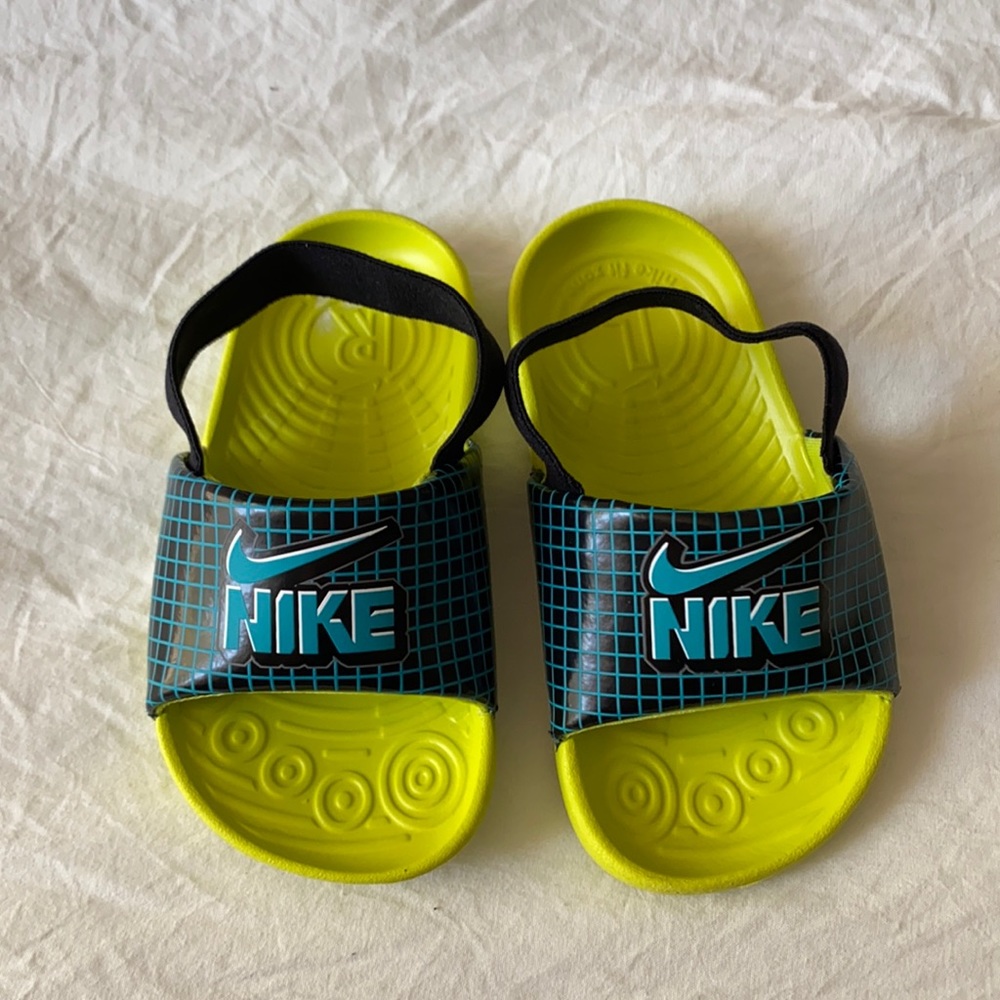 Nike toddler slides with back strap